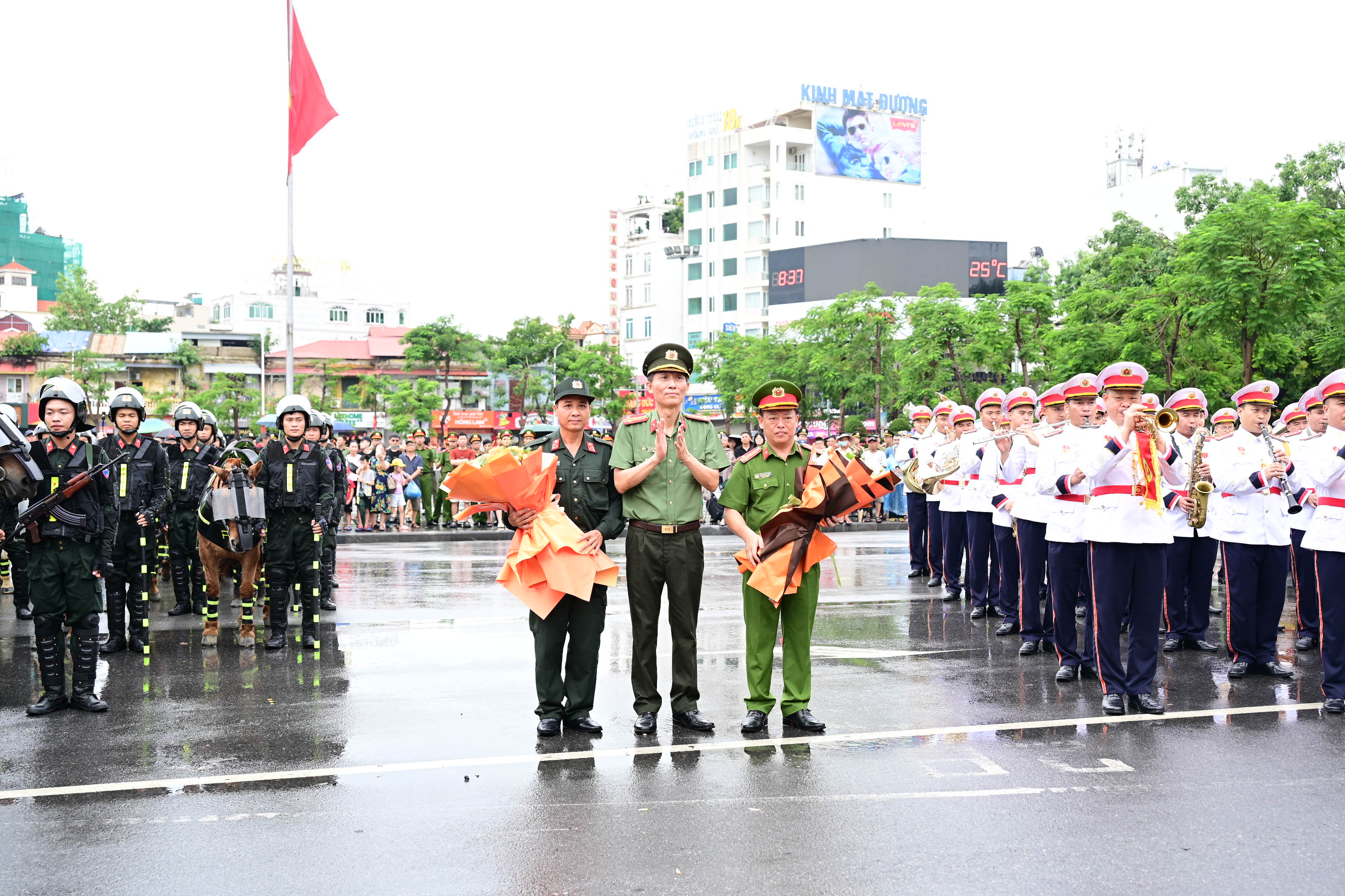 Đoàn Quân nhạc và Đoàn Kỵ binh CAND biểu diễn tại dải trung tâm thành phố